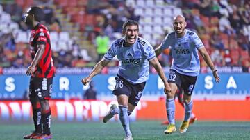 Juan Pablo VIgon festeja su gol contra Tijuana