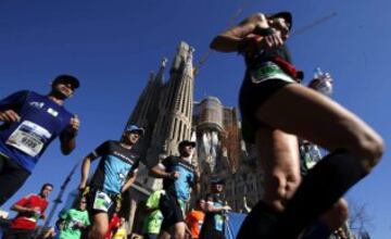  Un grupo de corredores pasan ante la Sagrada Familia durante la trigésimo cuarta edición del Maratón de Barcelona, en la que participan 17.830 atletas de 87 países, lo que la sitúa entre las cinco 'grandes' de Europa.