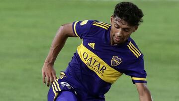 Boca Juniors' midfielder Cristian Medina controls the ball during the Argentine Professional Football League match between Boca Junior and Sarmiento at La Bombonera stadium in Buenos Aires, on February 28, 2021. (Photo by ALEJANDRO PAGNI / AFP)