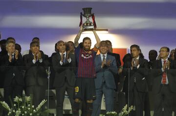 Levantando la Supercopa de Espa?a de la temporada 2018/19 tras vencer al Sevilla.