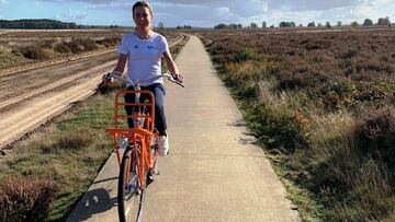 La ciclista neerlandesa Annemiek Van Vleuten rueda en bicicleta tras su ca&iacute;da en Par&iacute;s-Roubaix.