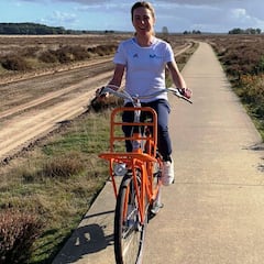 Van Vleuten vuelve a subirse a la bici tras su caída en Roubaix