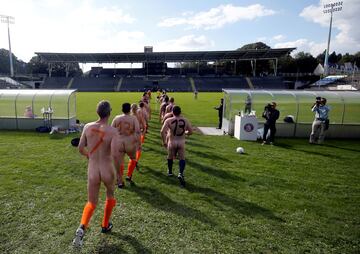 Un grupo de jugadores aficionados disputan un partido desnudos en Wuppertal, Alemania, como protesta por lo que dicen que es una creciente comercialización del fútbol profesional.