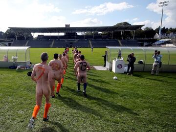 Un grupo de jugadores aficionados disputan un partido desnudos en Wuppertal, Alemania, como protesta por lo que dicen que es una creciente comercialización del fútbol profesional.