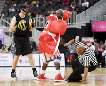 El jugador de los Harlem Globetrotters, Nate "Big Easy" Lofton golpea accidentalmente al árbitro ante la mirada del rival.