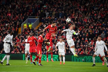 2-0. Centro de Andy Robertson y Cody Gakpo remata de cabeza solo en el área pequeña para marcar el segundo tanto.