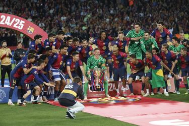 Los jugadores del Barcelona reciben el trofeo de Liga al final del encuentro contra el Villarreal CF.