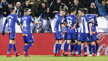 GRAF4064. VITORIA, 03/02/2018.- Los jugadores del Deportivo Alavés celebran el segundo gol de su equipo frente al Celta de Vigo, durante el partido de Liga en Primera División disputado esta tarde en el campo de Mendizorrotza, en Vitoria. EF
