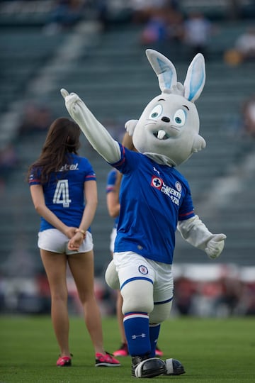 Este simpático conejo alienta en todo momento a la máquina celeste del Cruz Azul.