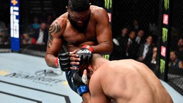 Curtis Blaydes golpea a Junior Dos Santos durante el UFC Raleigh.