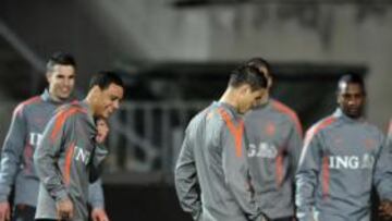 <b>CON EL GRUPO. </b>Afellay se entrenó ayer pero podría ser suplente hoy.