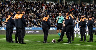 Saque de honor por miembros de Protección Civil de la ciudad de Leganés, que han estado ayudando en las labores de trabajo y desescombro tras la DANA que azotó la Comunidad Valenciana.