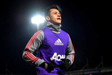 YEOVIL, ENGLAND - JANUARY 26:  Alexis Sanchez of of Manchester United warms up ahead of The Emirates FA Cup Fourth Round match between Yeovil Town and Manchester United at Huish Park on January 26, 2018 in Yeovil, England.  (Photo by Dan Mullan/Getty Images)