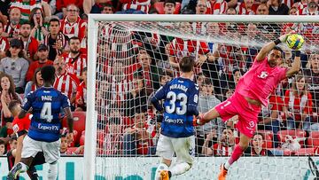 BILBAO, 04/05/2023.- El portero del Betis, Claudio Bravo (d), detiene un balón durante el partido de la jornada 33 de LaLiga entre el Athletic Club y el Real Betis que disputan hoy jueves en el estadio de San Mamés, en Bilbao. EFE/Miguel Toña
