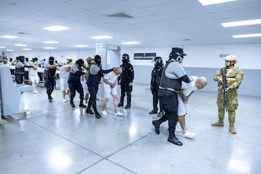 La administración Trump deportó el pasado 31 de marzo a El Salvador a 17 personas acusadas de pertenecer a las organizaciones criminales Tren de Aragua y MS-13. La deportación se produce en el marco de un acuerdo entre Washington y El Salvador para trasladar allí a los inmigrantes que según la administración americana pertenecen a grupos delictivos pese a que dos fallos judiciales prohibieran las deportaciones exprés basadas en la Ley de Enemigos Extranjeros.