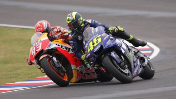 ARG100. TERMAS DE RÍO HONDO (ARGENTINA), 08/04/2018.- El piloto italiano de MotoGP Valentino Rossi (d), y Marc Márquez (i), del equipo Repsol Honda Team, en la última curva del circuito tras un toque con en el Gran Premio de Argentina
