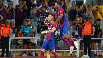 BARCELONA 20/08/2023.- El delantero del FC Barcarlona Ferrán Torres (i) celebra su gol ante el Cádiz durante el partido que enfrenta este domingo al FC Barcelona y al Cádiz CF en la segunda jornada de LaLiga en el Estadio Olímpico de Barcelona. EFE/Toni Albir