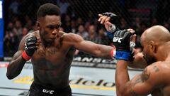 Israel Adesanya golpea a Yoel Romero durante el UFC 248.