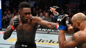 Israel Adesanya golpea a Yoel Romero durante el UFC 248.