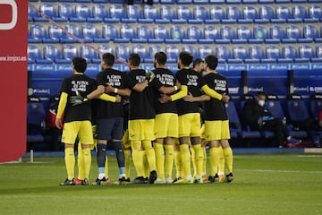 Jugadores del Villarreal con camisetas contra la Superliga 