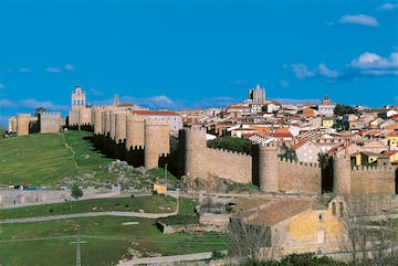 El origen de la ciudad castellano y leonesa se fecha en el siglo VII a.C. cuando los vetones (pueblos celtas) se asentaron en una parte de lo que hoy es el municipio abulense. 