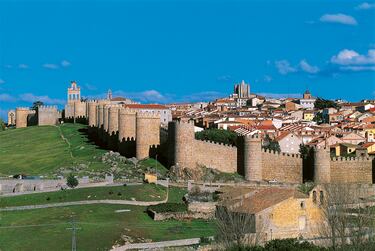 El origen de la ciudad castellano y leonesa se fecha en el siglo VII a.C. cuando los vetones (pueblos celtas) se asentaron en una parte de lo que hoy es el municipio abulense. 