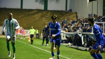 Fran Delgado conduce el balón perseguido por Biabiany.
