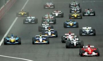 Ferrari's Rubens Barichello (R) leads at the start of the inaugral Chinese Formula One Grand Prix in Shanghai, 26 September 2004. AFP PHOTO/Peter PARKS 26/09/04 GRAN PREMIO DE CHINA CIRCUITO DE SHANGHAI FERNANDO ALONSO SALIDA FORMULA 1 RENAULT