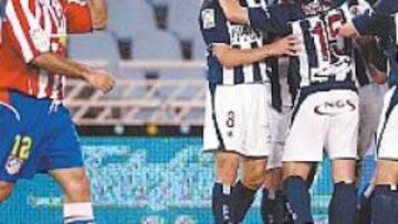 <b>NAUFRAGIO EN ANOETA. </b>Sergi y el resto del Atlético dieron una imagen pésima ante una Real que no jugó mejor pero, al menos, acertó una vez.