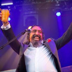 Diego 'El Cigala' aparece en el Sonorama tarde y con una copa en la mano