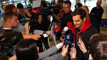 Roger Federer atiende a los medios de comunicaci&oacute;n a su llegada a Praga, donde disputar&aacute; la Laver Cup.