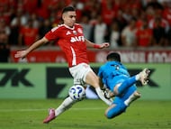 Soccer Football - Brasileiro Championship - Internacional v Santos - Estadio Beira-Rio, Porto Alegre, Brazil - November 24, 2025 Internacional's Rafael Borre in action with Santos' Gabriel Brazao REUTERS/Diego Vara