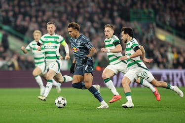 
Bautizado como el 'Neymar escandinavo'. Antonio Nusa, cuyo referente es el brasileño, también juega por la banda izquierda. La facilidad con la que encara en el uno a uno, su velocidad y desborde con el balón le hicieron dar el salto de Brujas a Leipzig. De madre noruega y padre nigeriano, el mismo se define como 'un jugador al que le gusta generar caos'. Y nadie duda que lo haga a tenor de lo que se ve sobre el césped. Otro jugón con mucha pegada.
