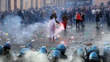 Hinchas del Feyenoord provocan graves disturbios en Roma