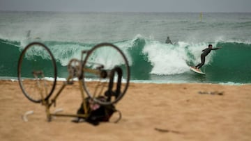 GRAF3050. BARCELONA, 09/05/2020.- Varios surfistas en la playa de la Barceloneta en Barcelona este s&aacute;bado durante el sexto d&iacute;a de la fase 0 de la desescalada de la cuarentena por el coronavirus. EFE/ Enric Fontcuberta.