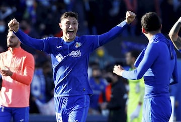 Damos el salto a Castilla La Mancha y más concretamente a Cuenca. El central del Getafe, Jorge Cuenca, 'representa' así a dicha provincia. Madrileño, comenzó su carrera profesional en el Alcorcón para pasar del juvenil, al B y al primer equipo, donde debutó con sólo 17 años. El Barça se fijó entonces en él y dio el salto a la cantera blaugrana donde estuvo durante tres temporadas e incluso llegó a debutar con el primer equipo en partido de Copa del Rey, contra la Cultural Leonesa. Desde 2020 pertenece al Villarreal, pero el equipo amarillo le ha cedido durante las dos últimas temporadas, primero al Almería, donde disputó un gran año en Segunda. El Getafe puso sus ojos en él el pasado verano y desde entonces juega con los azulones. No le costó hacerse con un puesto en el once titular y ya es un fijo.