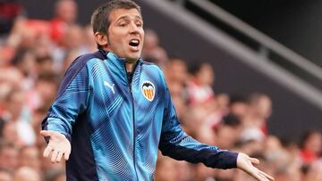 Valencia's Spanish coach Albert Celades gestures during the Spanish league football match between Athletic Club Bilbao and Valencia CF at the San Mames stadium in Bilbao on September 28, 2019. (Photo by CESAR MANSO / AFP)