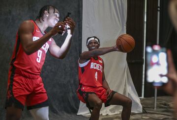 Danuel House Jr. y Josh Christopher de los Houston Rockets.