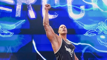 Momento en que The Rock hace su entrada en Smackdown.