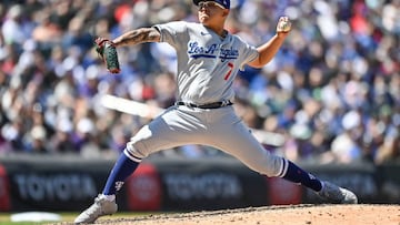 Julio Urías lanza la bola durante el encuentro frente a Rockies de este domingo 10 de abril