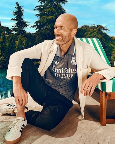 Con el símbolo de Adidas originals, la tercera camiseta del Madrid captura la esencia retro y la moda urbana, fusionando lo clásico con lo moderno, haciendo ver al equipo blanco con elegancia y encanto. 