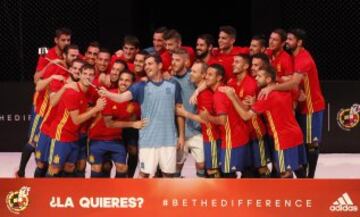 Iker Casillas hace una foto de grupo. 
