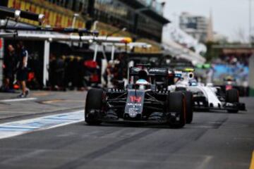 Fernando Alonso saliendo de boxes durante la clasificación del GP de Australia.