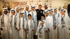 NUEVO &Iacute;DOLO. Xavi posa con ni&ntilde;os qatar&iacute;es de Al Sadd, el club al que ha llegado este verano para seguir con su carrera en Qatar.
 