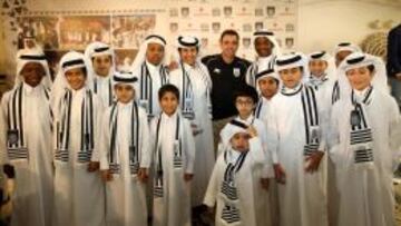 NUEVO &Iacute;DOLO. Xavi posa con ni&ntilde;os qatar&iacute;es de Al Sadd, el club al que ha llegado este verano para seguir con su carrera en Qatar.
 