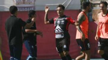 Marcos Bolados celebra su gol ante Iquique