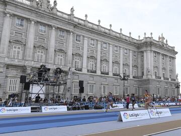 La Plaza de Oriente de la capital española se vistió de gala ante el Palacio Real para vivir una jornada diferente de atletismo al aire libre.