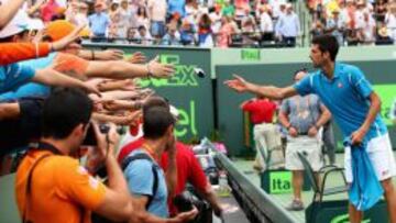 Novak Djokovic regala sus mu&ntilde;equeras al t&eacute;rmino de la final del Masters 1.000 de Miami ante el japon&eacute;s Kei Nishikori.