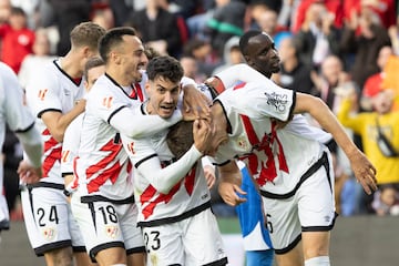 Óscar Valentín y Álvaro celebran el 1-0 con Gumbau.