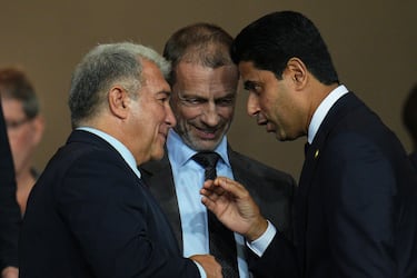 Aleksander Ceferin, presidente la UEFA entre los dirigentes del Barcelona y PSG, joan Laporta y Nasser Al-Khelaifi, respectivamente.